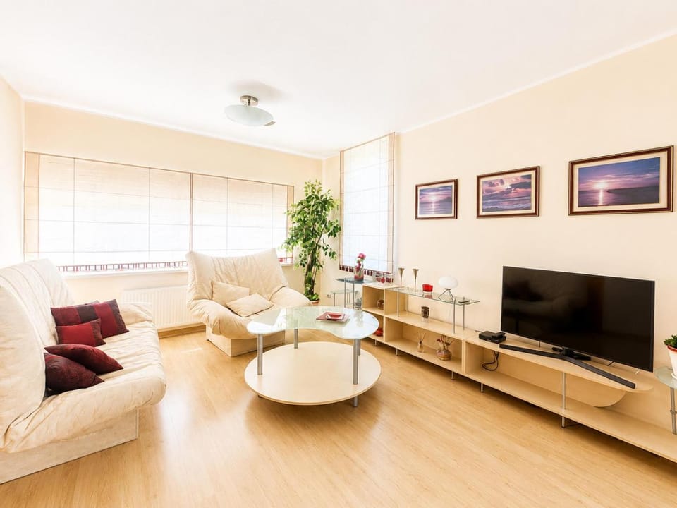 TV and multimedia, Living room, Seating area, Evening entertainment
