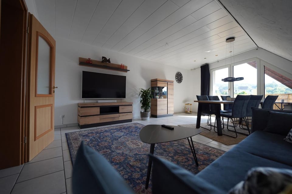 TV and multimedia, Living room, Evening entertainment