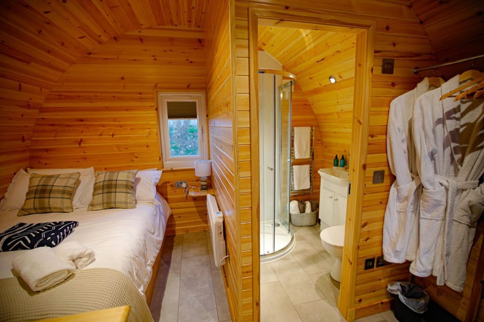 Bed, Bathroom, Bedroom, towels