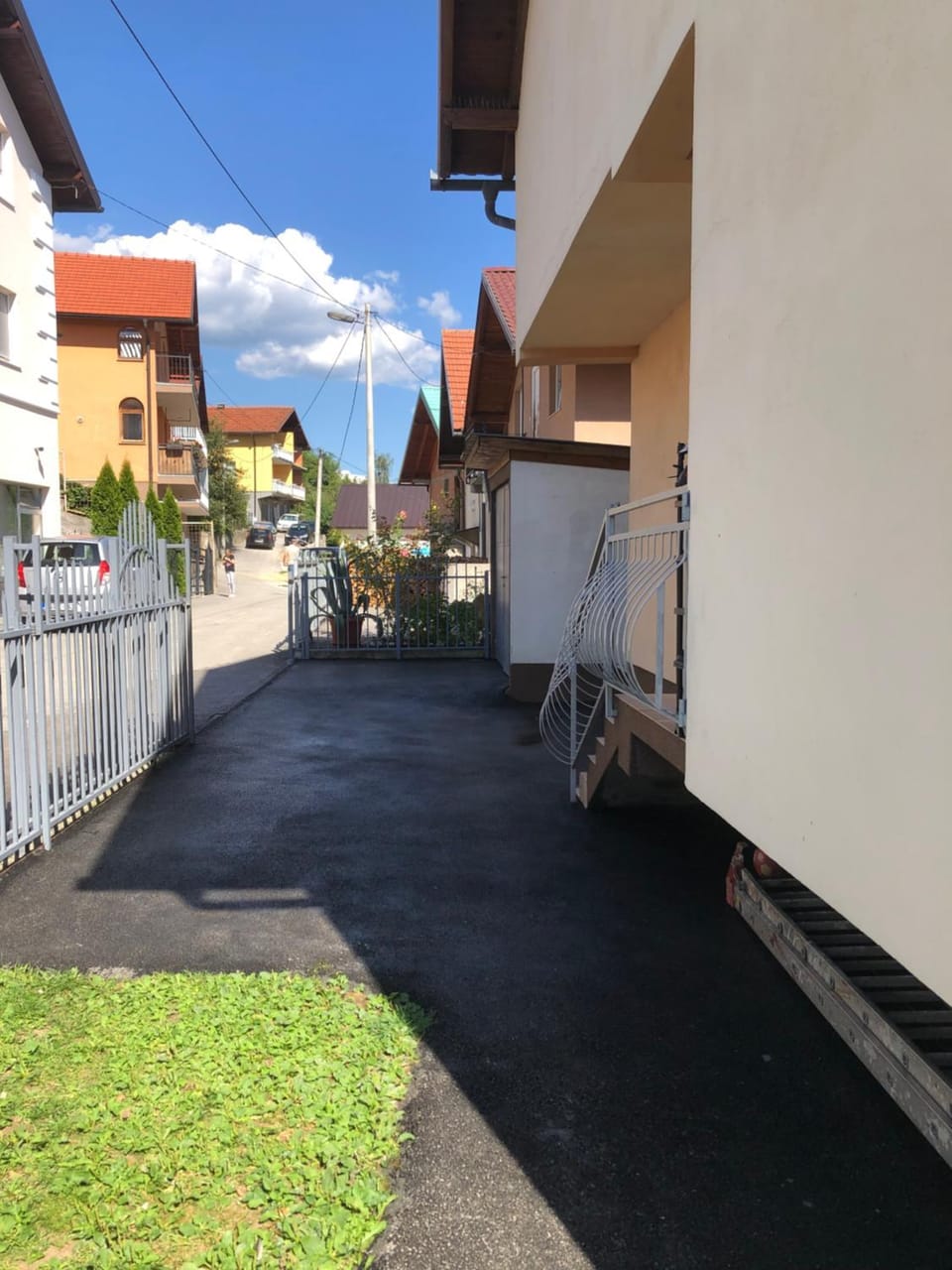 Property building, Day, Neighbourhood, Street view, Parking