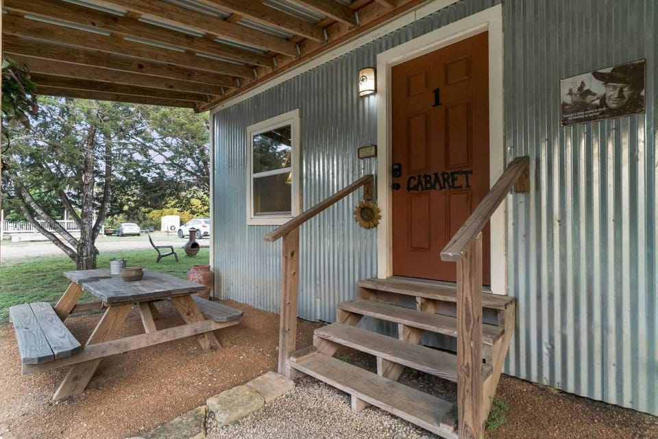 #1 Cabaret Bandera Tin Star Bandera, TX Vacation rental in Rio Grande