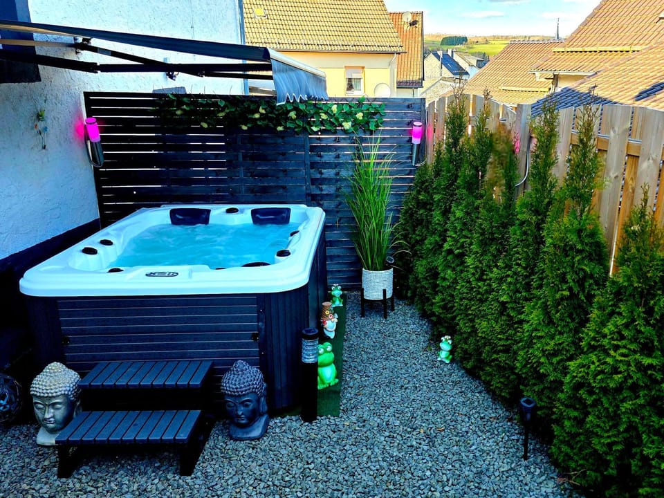 Natural landscape, Garden, Garden, Hot Tub, Hot Tub, Balcony/Terrace, Garden view