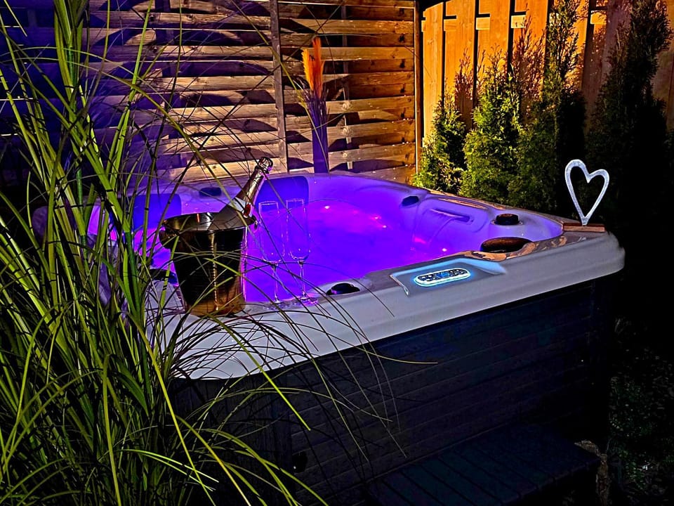 Night, Natural landscape, Garden, Garden, Hot Tub, Hot Tub, Balcony/Terrace, Garden view, Pool view, Swimming pool, sunbed