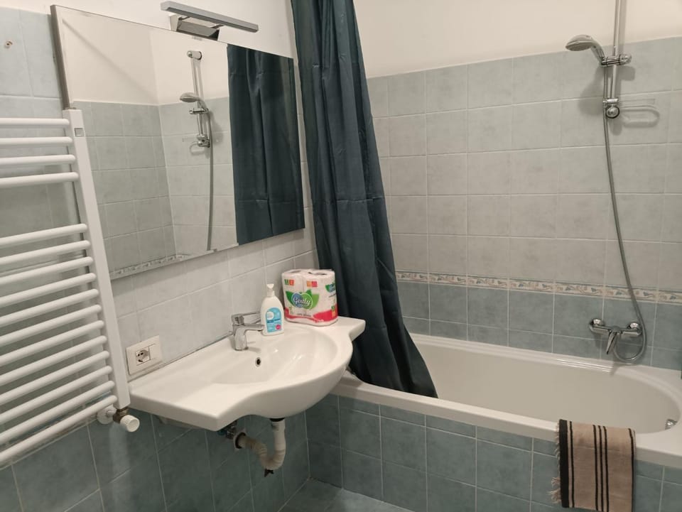 Bathroom, Bath, towels