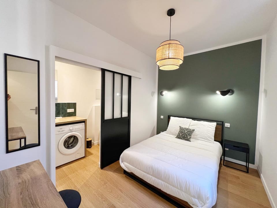 Bed, Photo of the whole room, Bedroom, washing machine