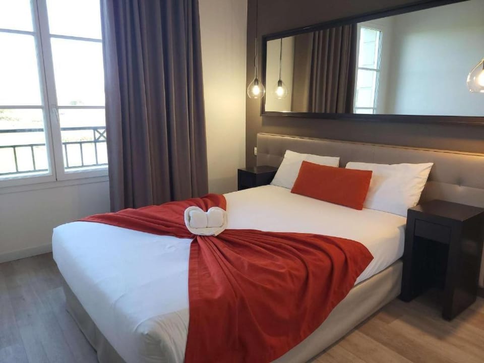 Disneyland Deluxe flat, outside pool, Climatisation, 1 min to Disney Parks Apartment in Chessy