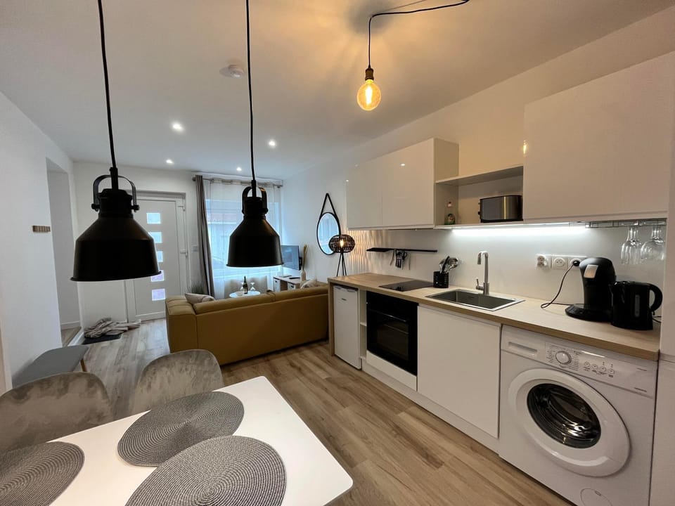 Kitchen or kitchenette, Dining area, stove, toaster, washing machine