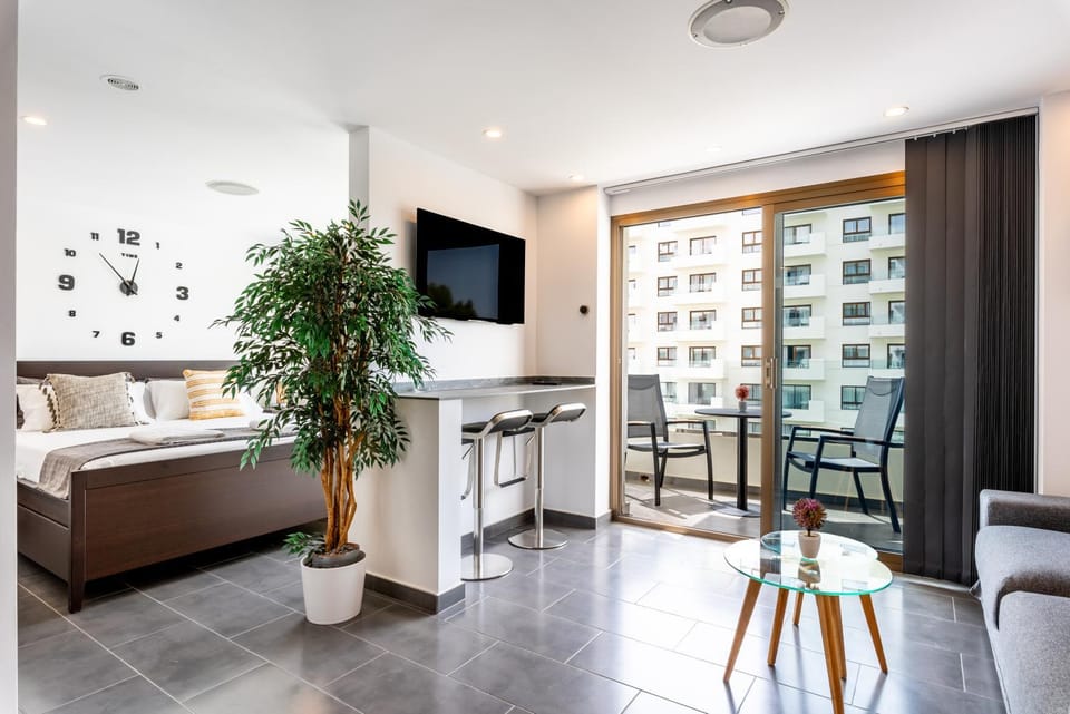 TV and multimedia, Balcony/Terrace, Living room, Bedroom