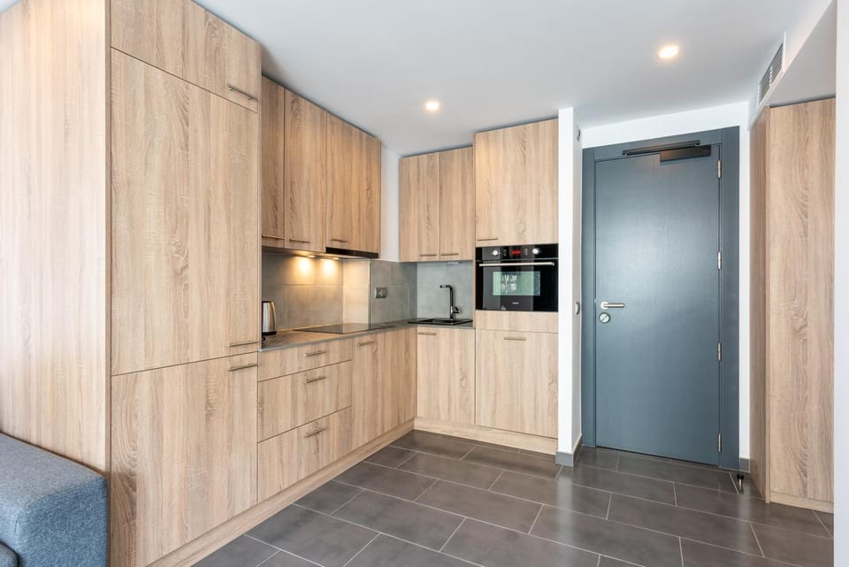 Kitchen or kitchenette, minibar, stove