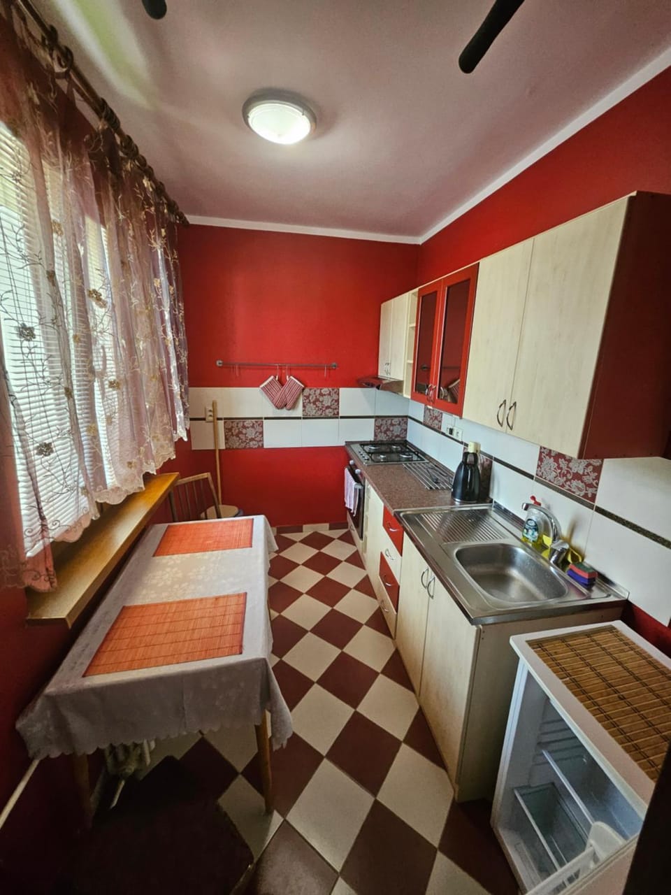 Bed, Kitchen or kitchenette, Photo of the whole room, Dining area, minibar, oven, stove