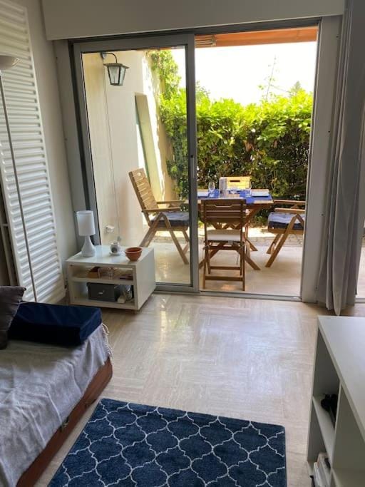 Studio Eleverca 3*- rez de jardin terrasse - Axelle Loc'Appart Apartment in Mandelieu-La Napoule