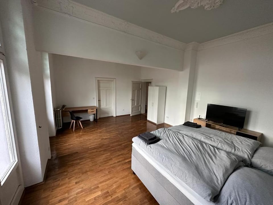Bed, TV and multimedia, Photo of the whole room, Bedroom