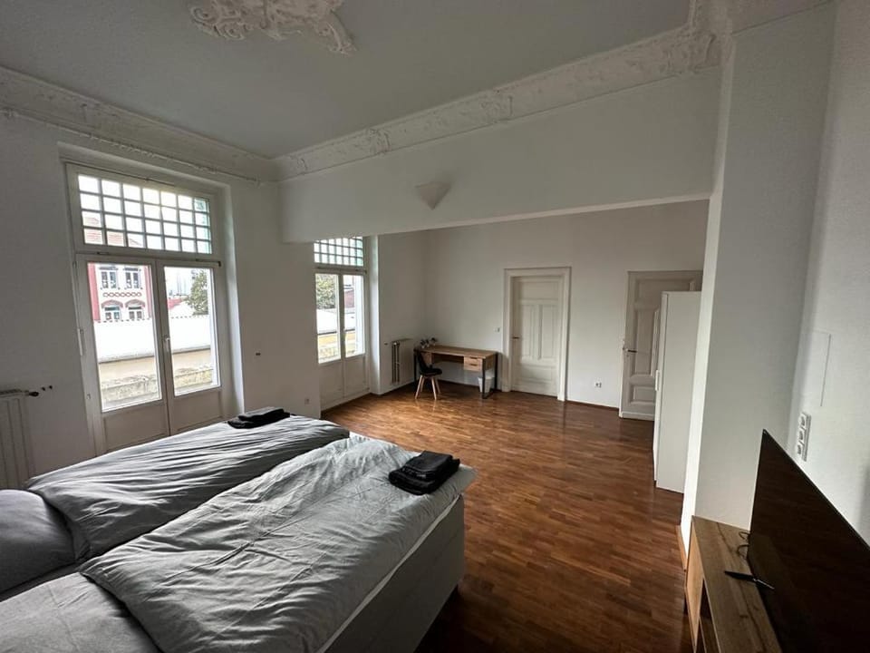 Bed, TV and multimedia, Bedroom
