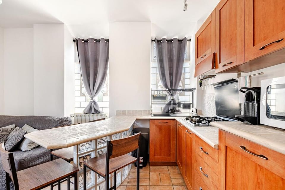 Kitchen or kitchenette, Living room, Seating area, Dining area, stove