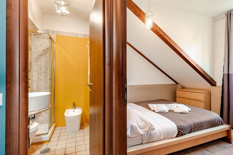 Shower, Toilet, Bed, Bathroom, Photo of the whole room, Bedroom, towels