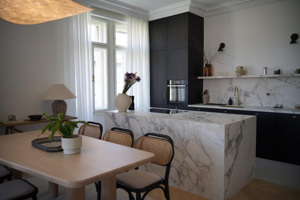 Kitchen or kitchenette, Dining area