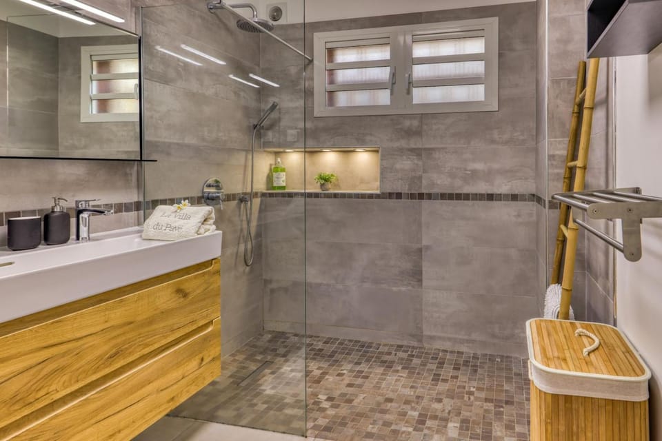 Shower, towels