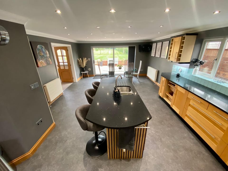 Kitchen or kitchenette, Seating area, Dining area