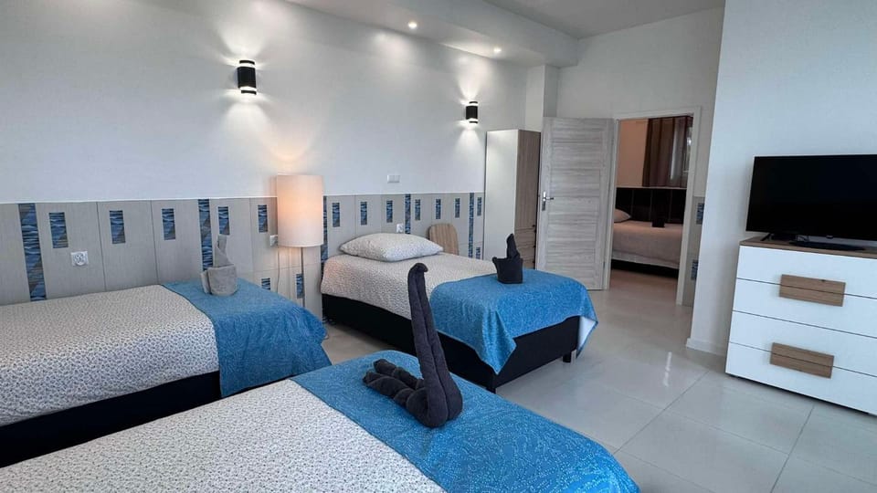 Communal lounge/ TV room, Bed, TV and multimedia, Photo of the whole room, Evening entertainment, Bedroom