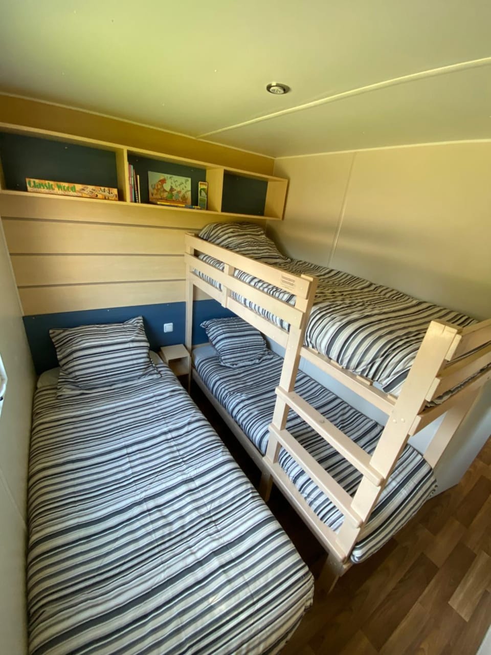 Bedroom, bunk bed