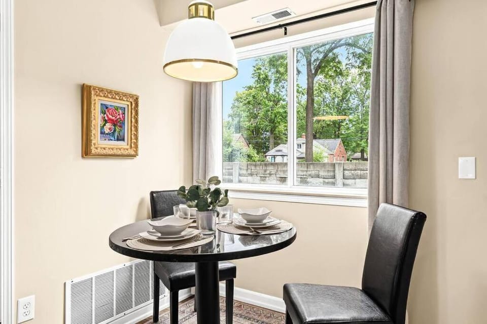 1st Floor 1BR Flat, King Bed, End Unit Apartment in Lake Erie