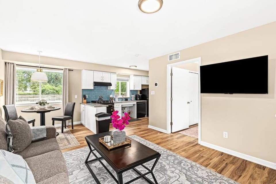 1st Floor 1BR Flat, King Bed, End Unit Apartment in Lake Erie