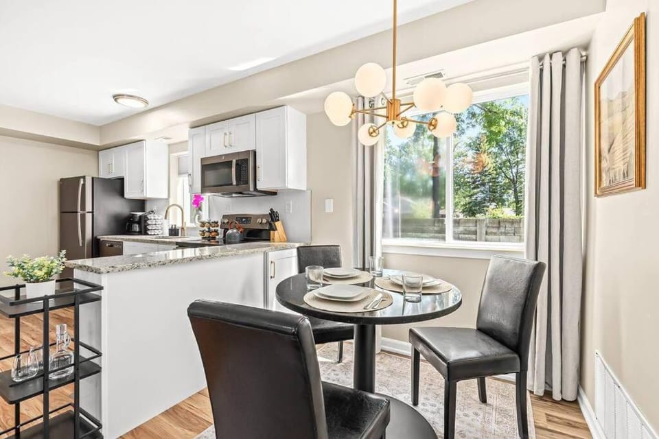 Spacious 1BR Flat, Workspace, King Bed Apartment in Lake Erie