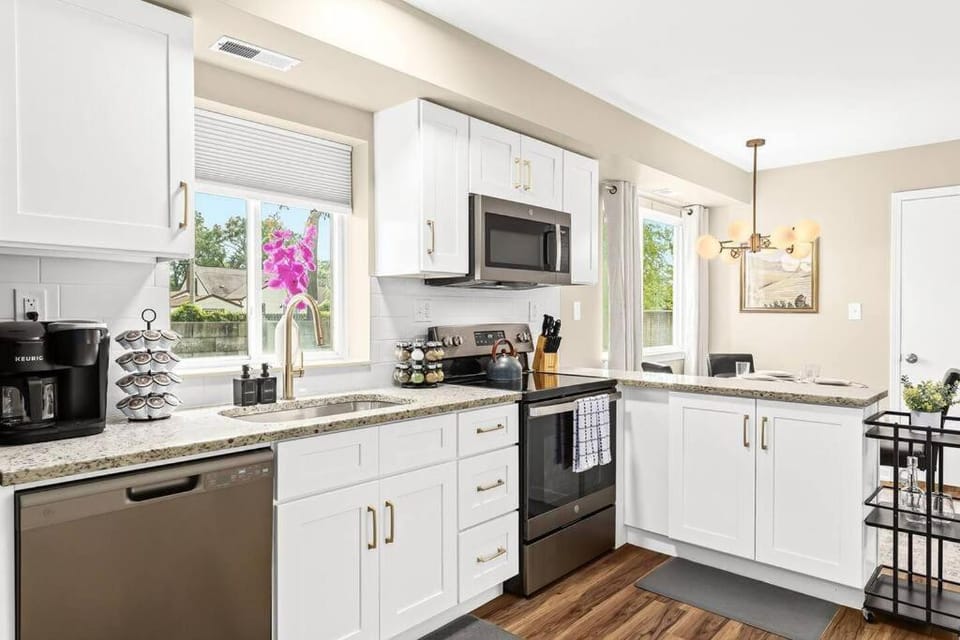 Spacious 1BR Flat, Workspace, King Bed Apartment in Lake Erie