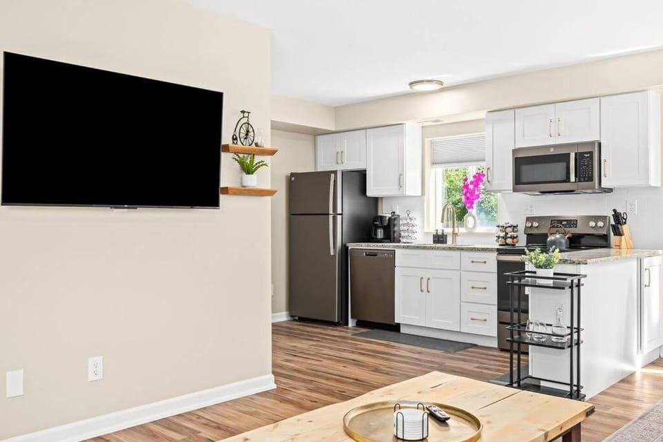 Spacious 1BR Flat, Workspace, King Bed Apartment in Lake Erie