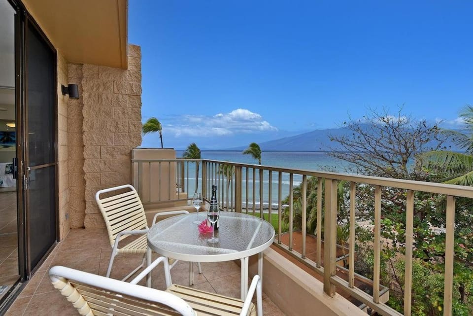 Paki Maui 424 · PM424 BeachFront 2BD w Ocean View House in Kaanapali