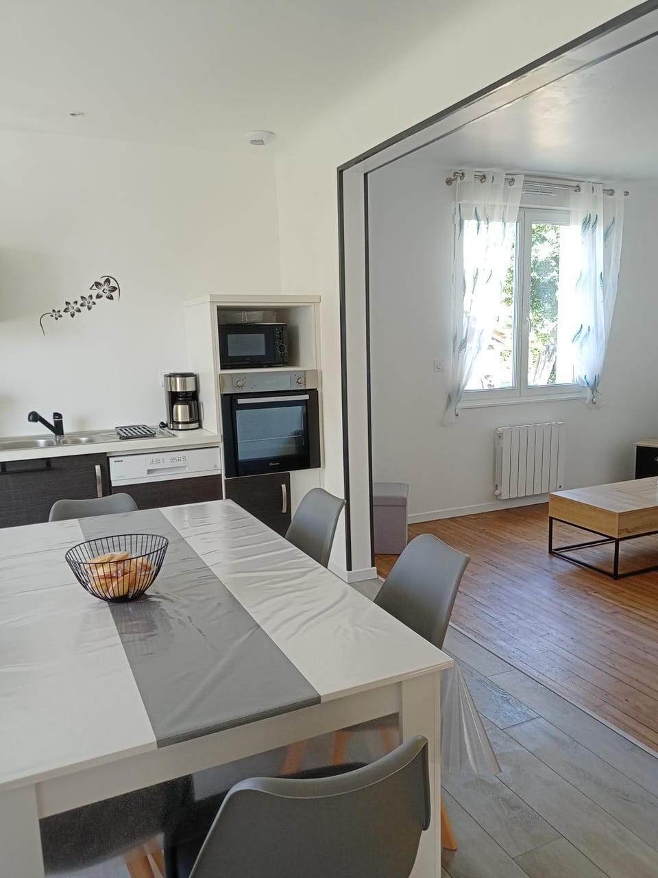 Dining area, pet friendly