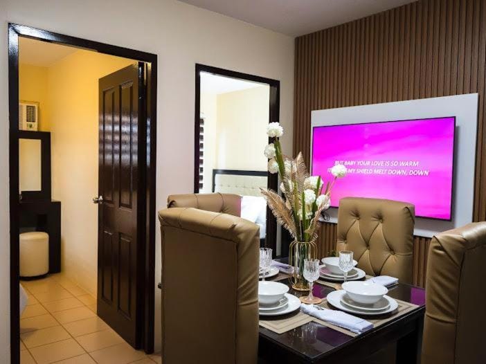 TV and multimedia, Seating area, Dining area