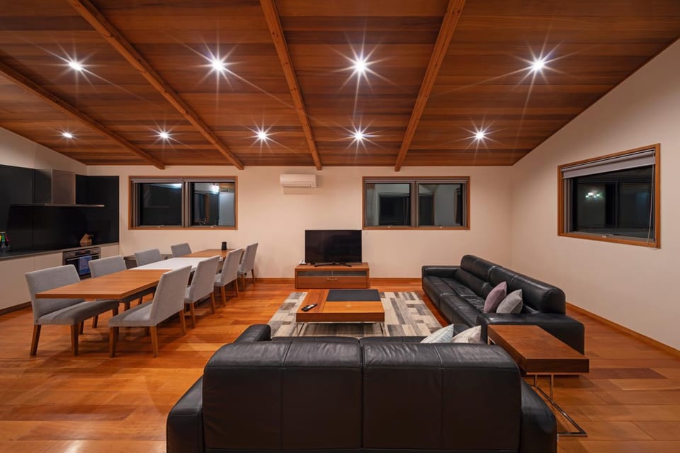 TV and multimedia, Living room, Seating area, Evening entertainment