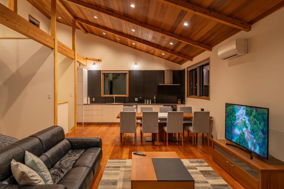TV and multimedia, Living room, Seating area, Dining area, Evening entertainment
