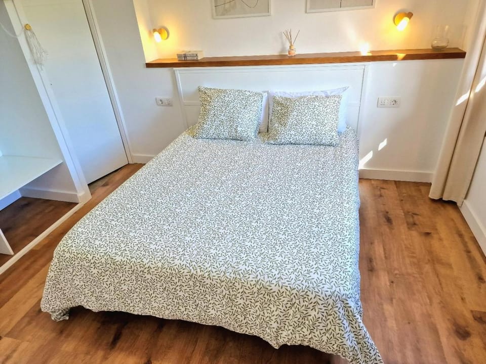 Bed, Photo of the whole room, Bedroom, wardrobe