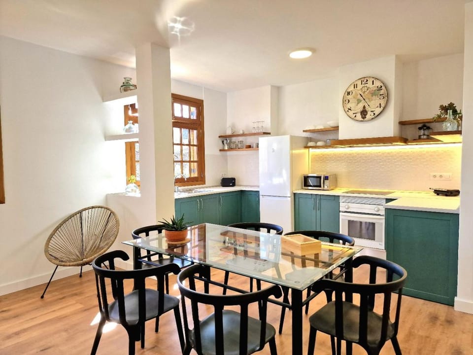 Kitchen or kitchenette, Living room, Seating area, Dining area, minibar, pet friendly, stove, toaster