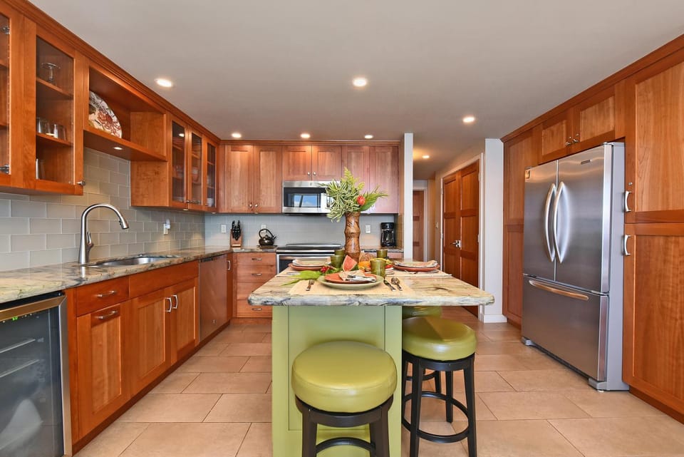 Papakea L303 · PK L303 Kaanapali BeachFront 2BD w Ocean View Poo House in Kaanapali