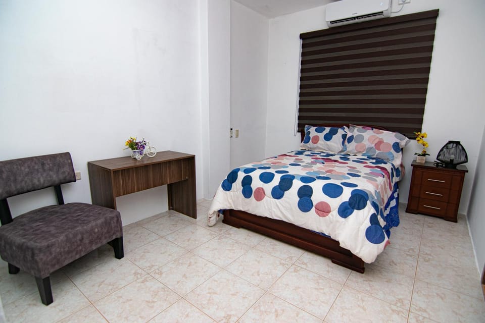 Bed, Photo of the whole room, Seating area, Bedroom