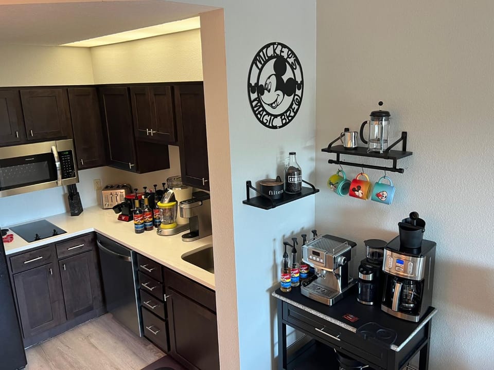 5 Minutes to Disney Free Shuttle King & queen bed Apartment in Orlando