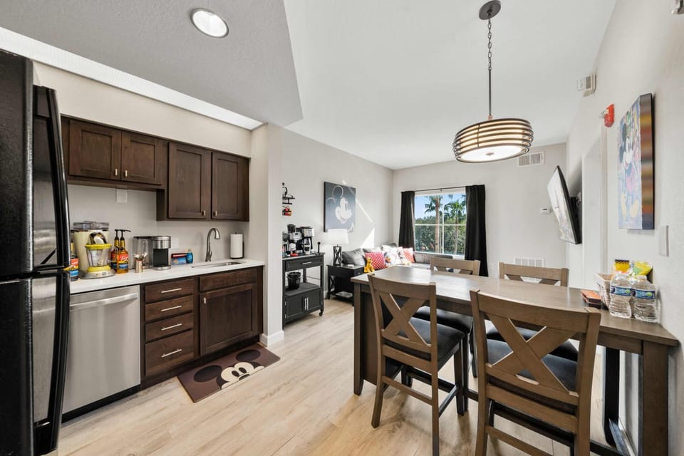 5 Minutes to Disney Free Shuttle King & queen bed Apartment in Orlando
