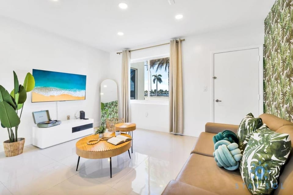 Free Parking - Bay View - Pool -Step To Beach Apartment in Hollywood Beach