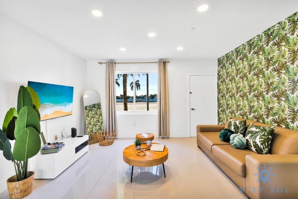 Free Parking - Bay View - Pool -Step To Beach Apartment in Hollywood Beach