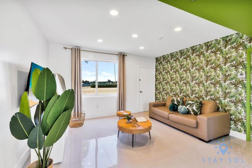 Free Parking - Bay View - Pool -Step To Beach Apartment in Hollywood Beach