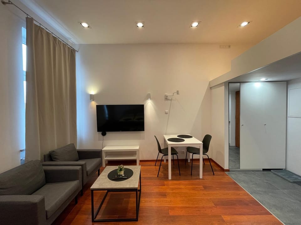 TV and multimedia, Living room, Seating area, Evening entertainment