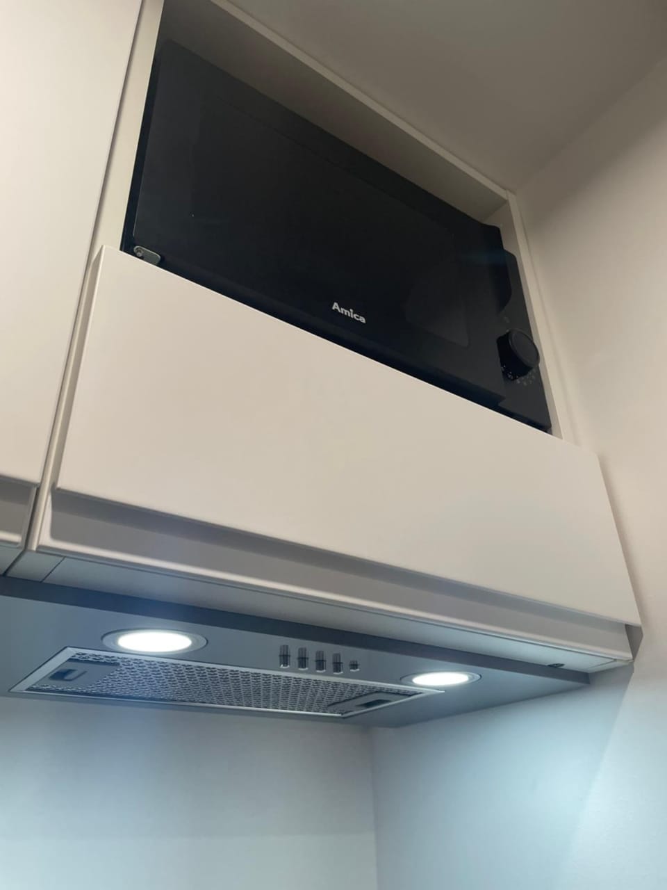Kitchen or kitchenette, minibar