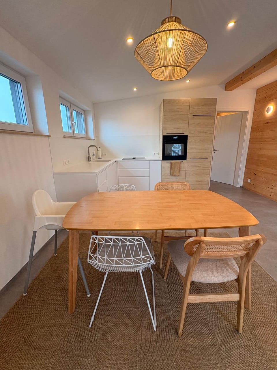 Kitchen or kitchenette, Dining area