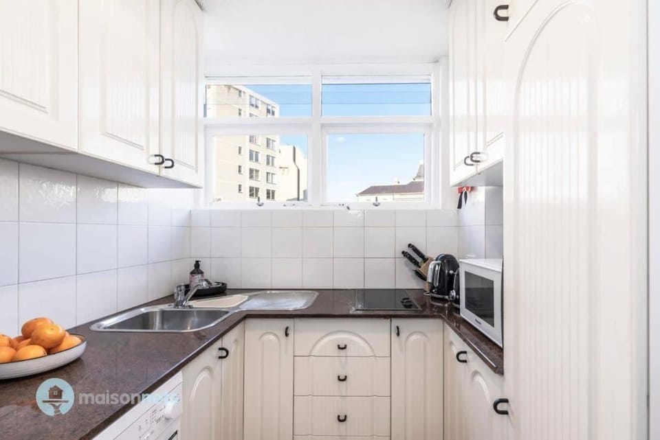 Kitchen or kitchenette, minibar