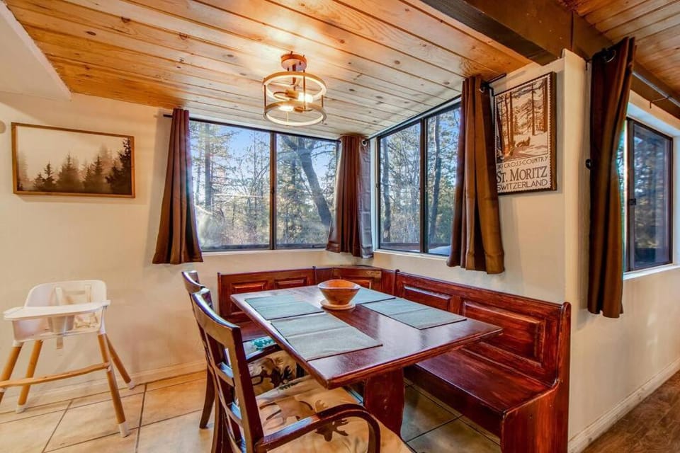 Seating area, Dining area, Mountain view, Breakfast