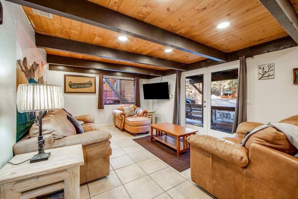 Communal lounge/ TV room, TV and multimedia, Living room, Seating area, Evening entertainment