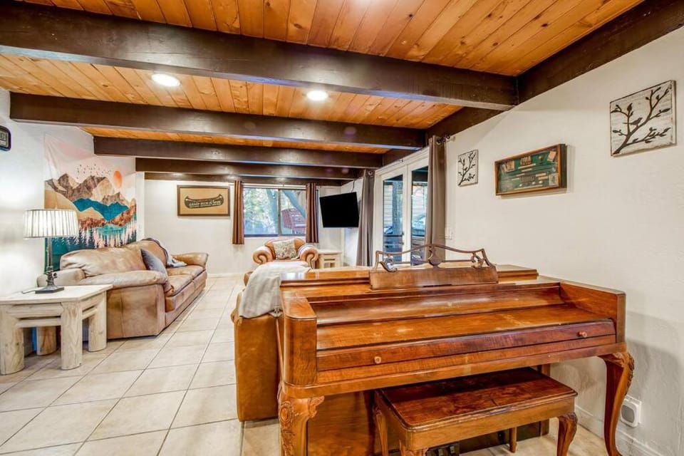 Communal lounge/ TV room, TV and multimedia, Living room, Seating area, Evening entertainment